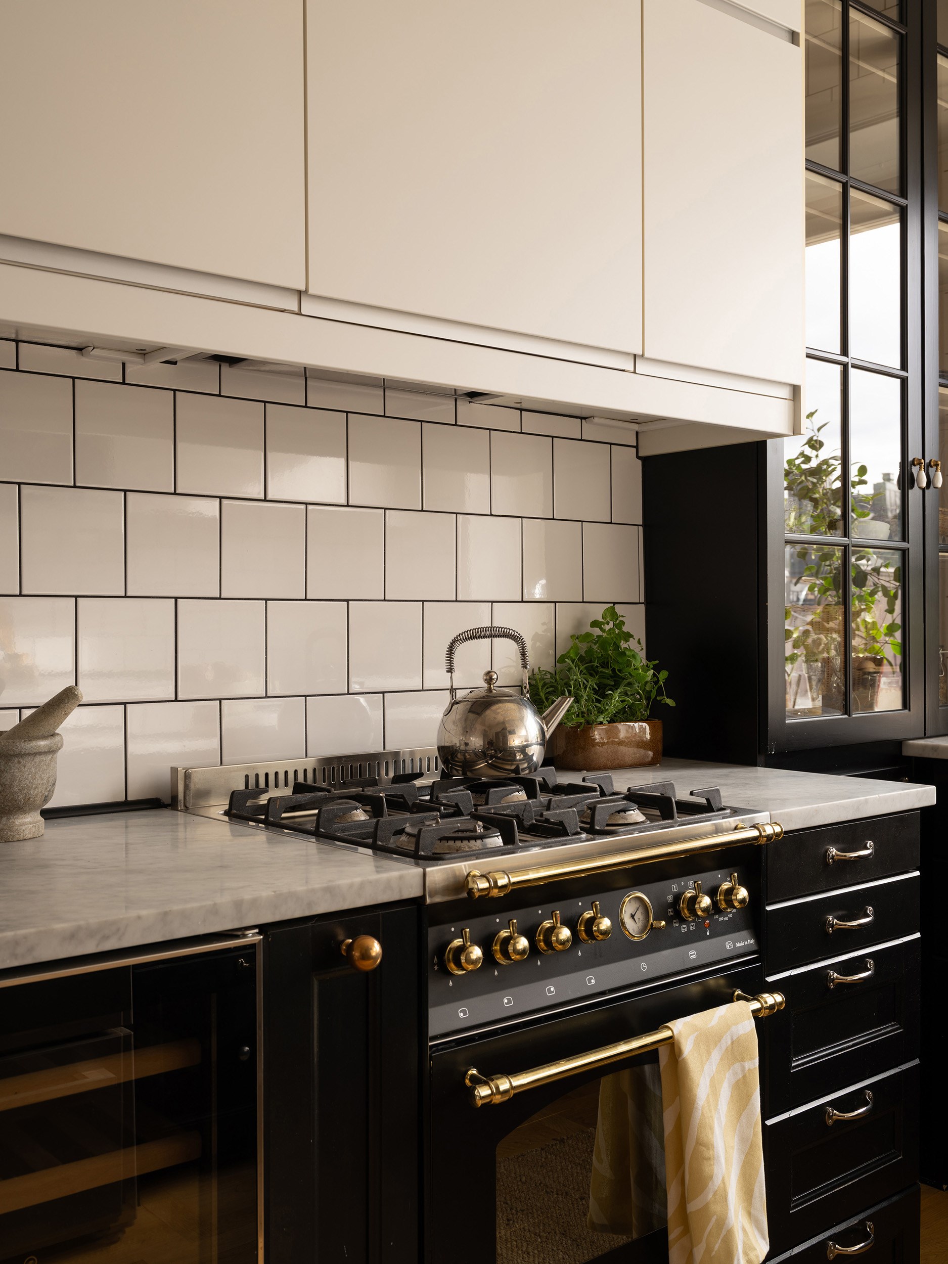 cucina nera con forno e cantinetta
