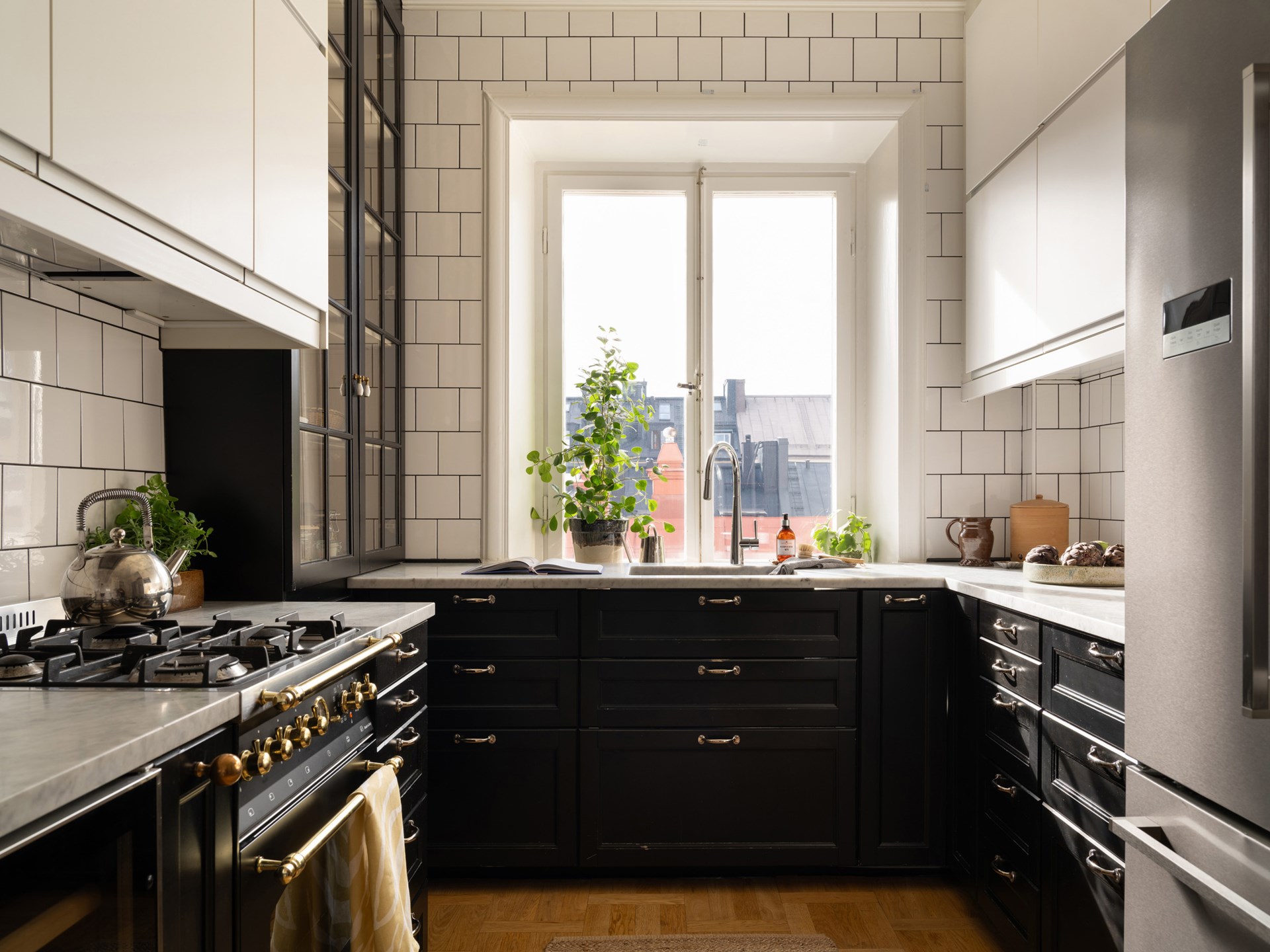 cucina total black con piastrelle bianche