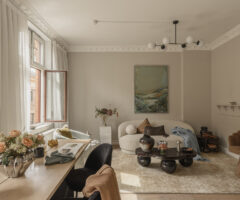 Una casa classica cambia carattere con divani e arredi dalle forme curve