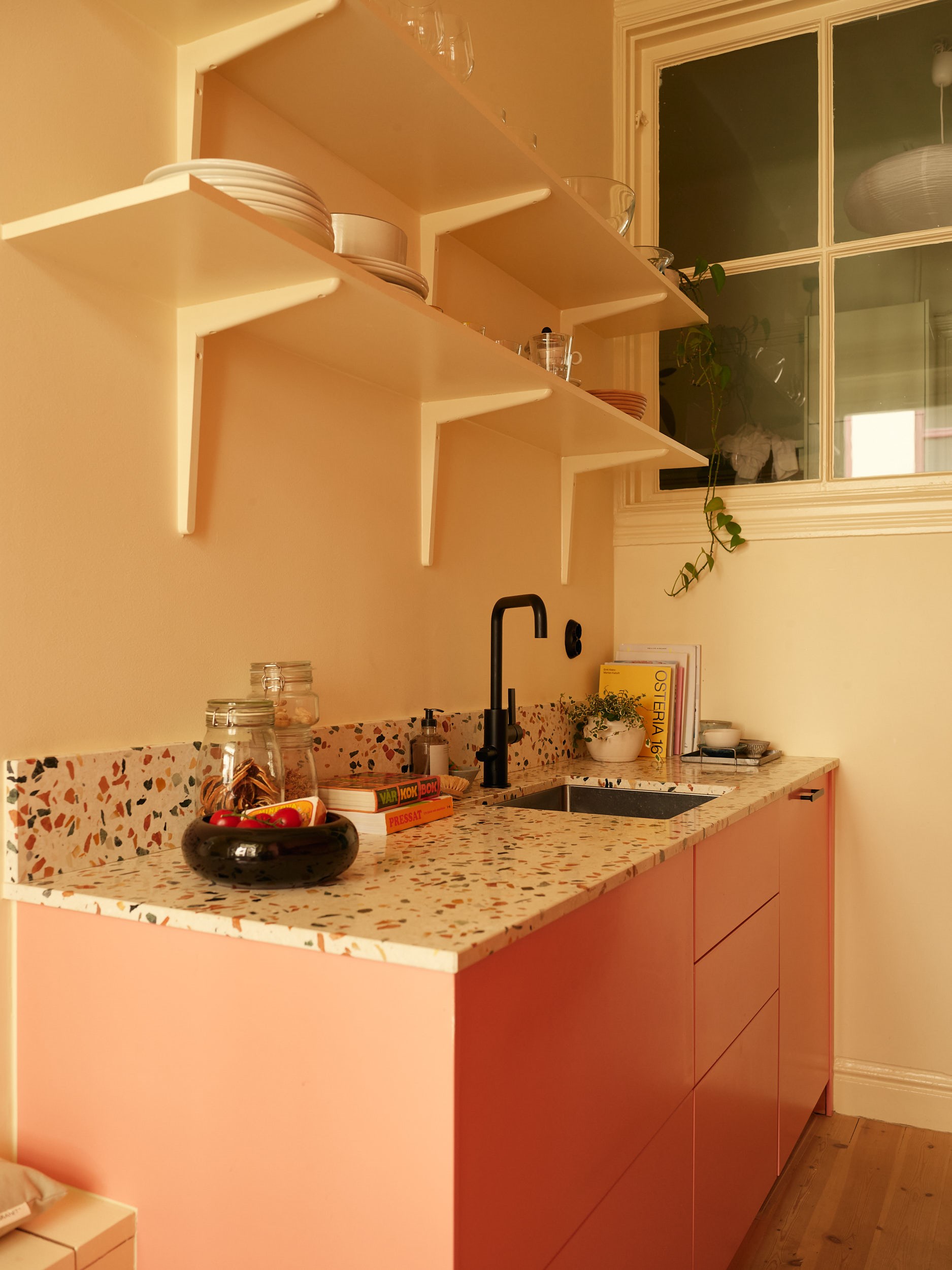 piccola cucina rosa e top in terrazzo