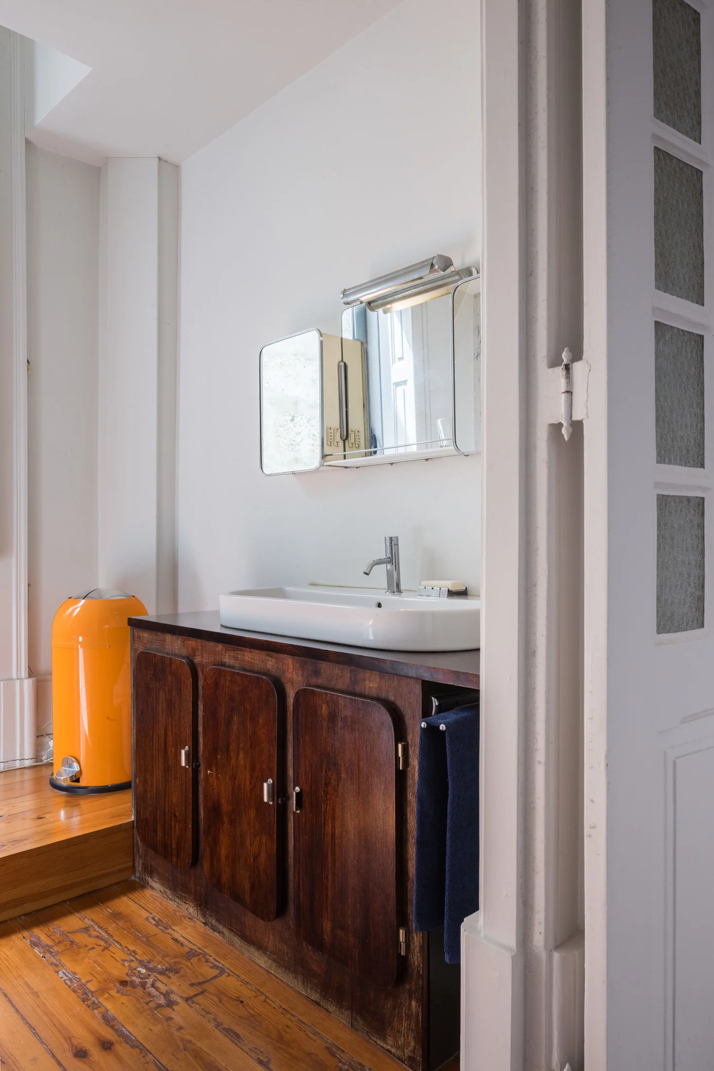 bagno con mobile antico