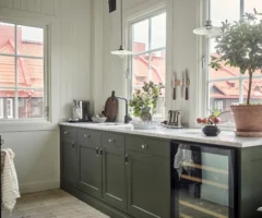 Una piccola cucina con quattro finestre e una casa piena di carta da parati