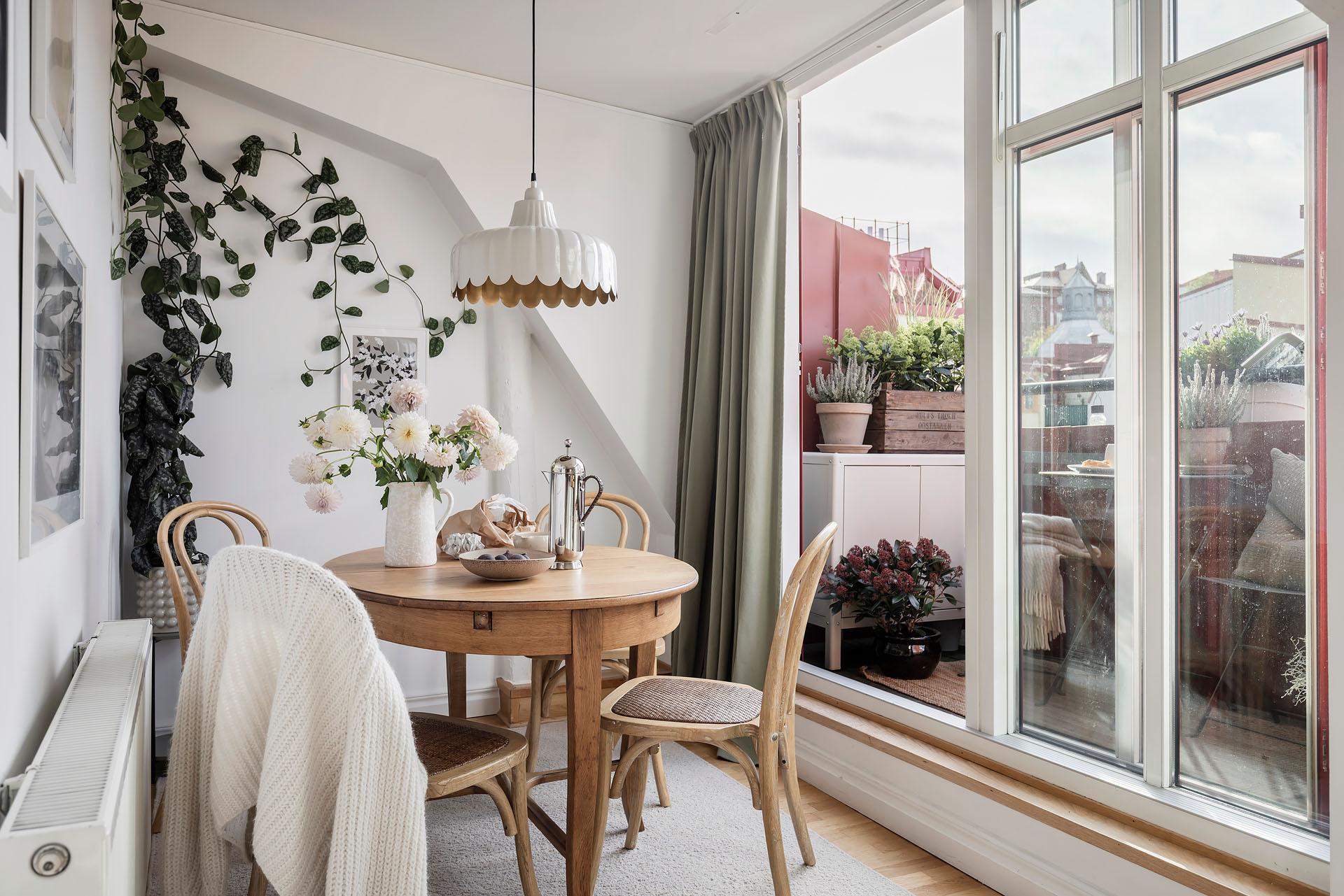 zona pranzo con terrazzo